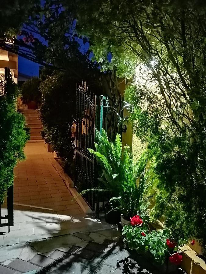 Domos Le Due Tuie Bed & Breakfast Piscinas Dış mekan fotoğraf